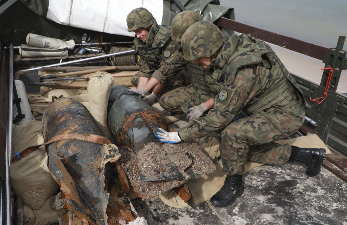 Polish navy experts in explosives are retrieving 3 World War II-era bombs from the Baltic Sea bed in the vacation resort of Kolobrzeg, Poland, on Aug. 13, 2018. (Sekcja Prasowa 8.Flotylla Obrony Wybrzeża/AP photo)