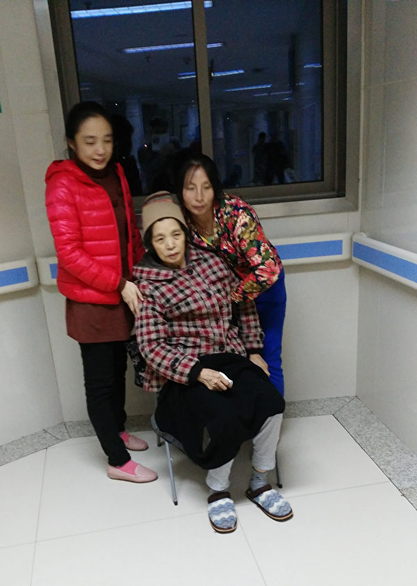 Xiuming Tan (center) in hospital. Yan said Tan suffered from clouding of consciousness after the injections. (Courtesy of Xiaoyan Yan)