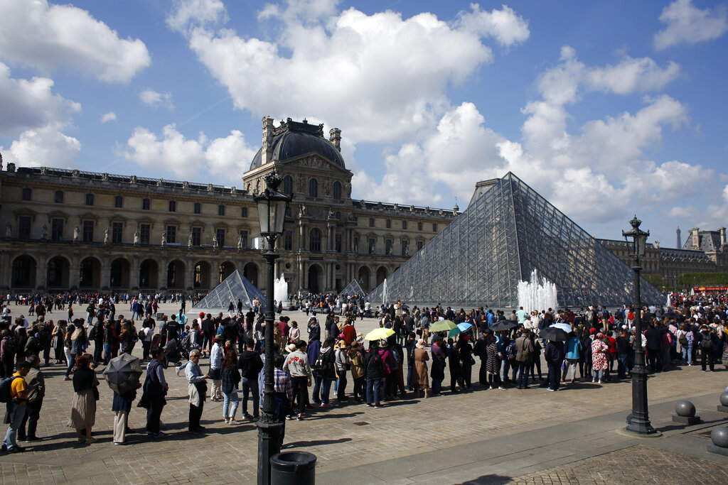 Louvre Reopens After One-Day Closure Due to Overcrowding