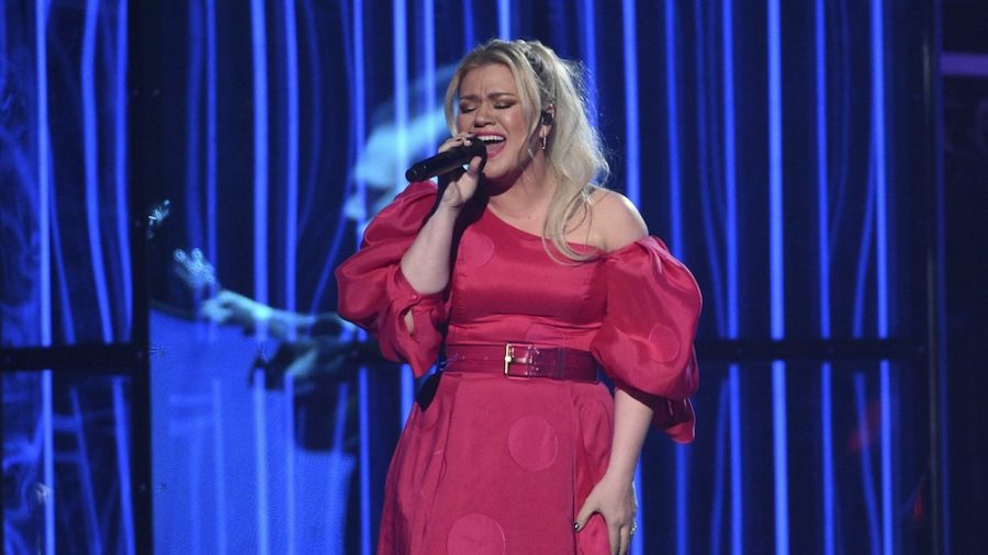 Kelly Clarkson Had Appendix Removed After Hosting Awards