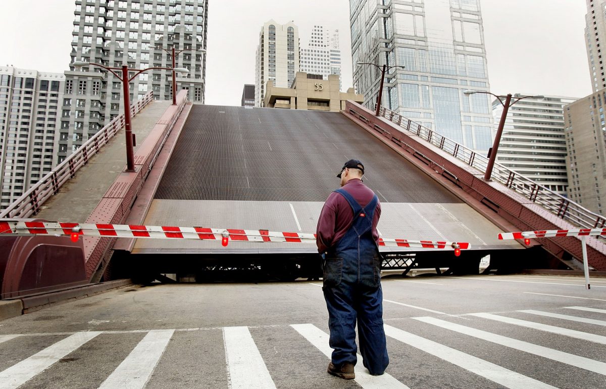 A bridge rises up during bridge maintenance run on March 31, 2006. (Tim Boyle/File via Getty Images)