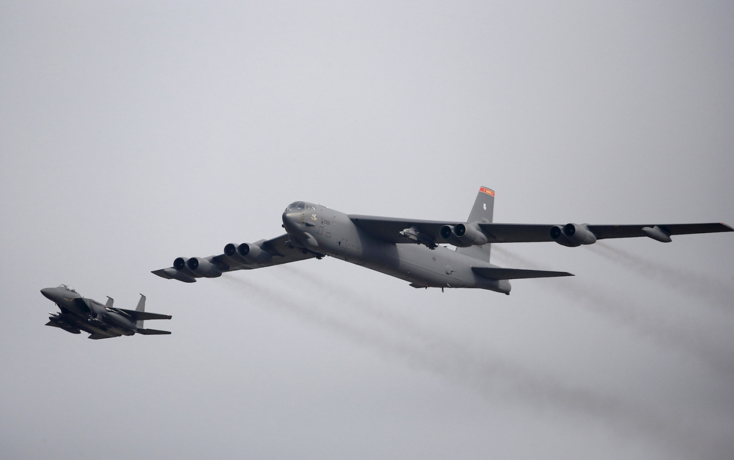 US B-52 Bombers Land in Persian Gulf Amid Iran Threat