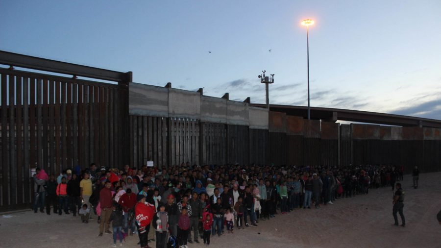 Pictured: Group of 1,000 Illegal Immigrants, the Largest Ever Seen at the Border