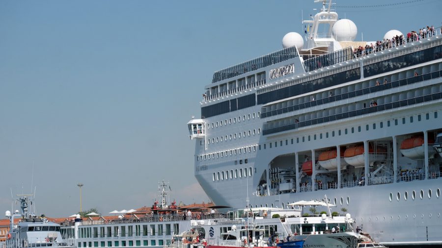 Cruise Ship Rams Tourist Boat in Busy Venice Canal, 4 Injured