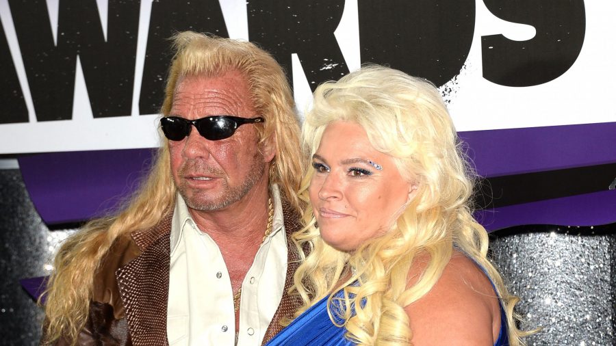 Family and Friends Toss Flowers in Ocean at Beth Chapman’s Memorial