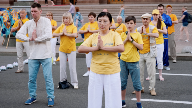 Practitioners of Falun Dafa perform one of five slow moving exercises in Kyiv, Ukraine, on June 1, 2019. (NTDTV)