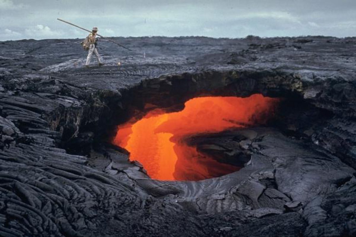 Mauna Ulu. (©Wikimedia Commons | <a href="https://commons.wikimedia.org/wiki/File:Mauna_Ulu_lava_tube_october_1970.jpg">USGS.gov</a>)