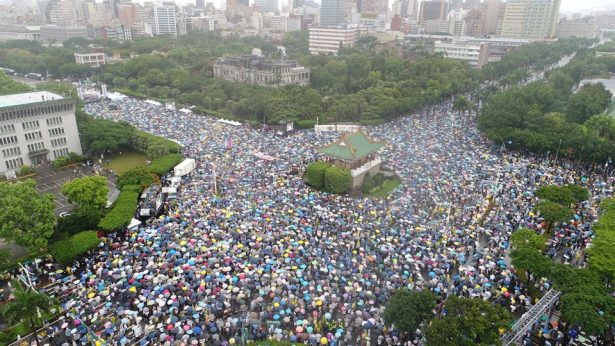 Tens of Thousands Taiwanese rally to safeguard democracy and to reject red (CCP infiltrated) media outside the presidential office building in Taipei, Taiwan on June 23, 2019. (Image Credit, The Epoch Times)