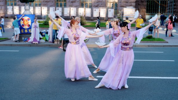 Ladies perform a traditional Chinese dance as part of a celebration of Falun Dafa, in Kyiv, Ukraine, on June 1, 2019. (NTDTV)