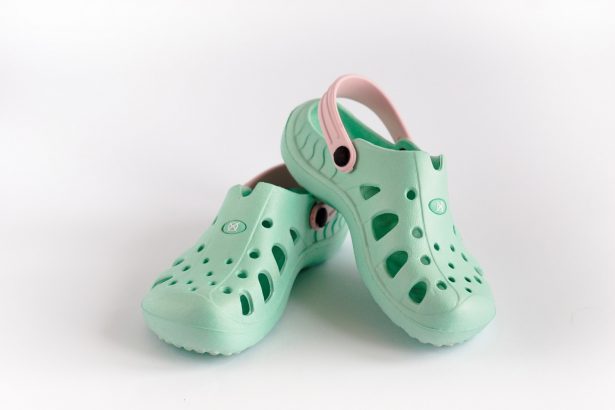 Crocs shoe stock image. (summa/Pixabay)