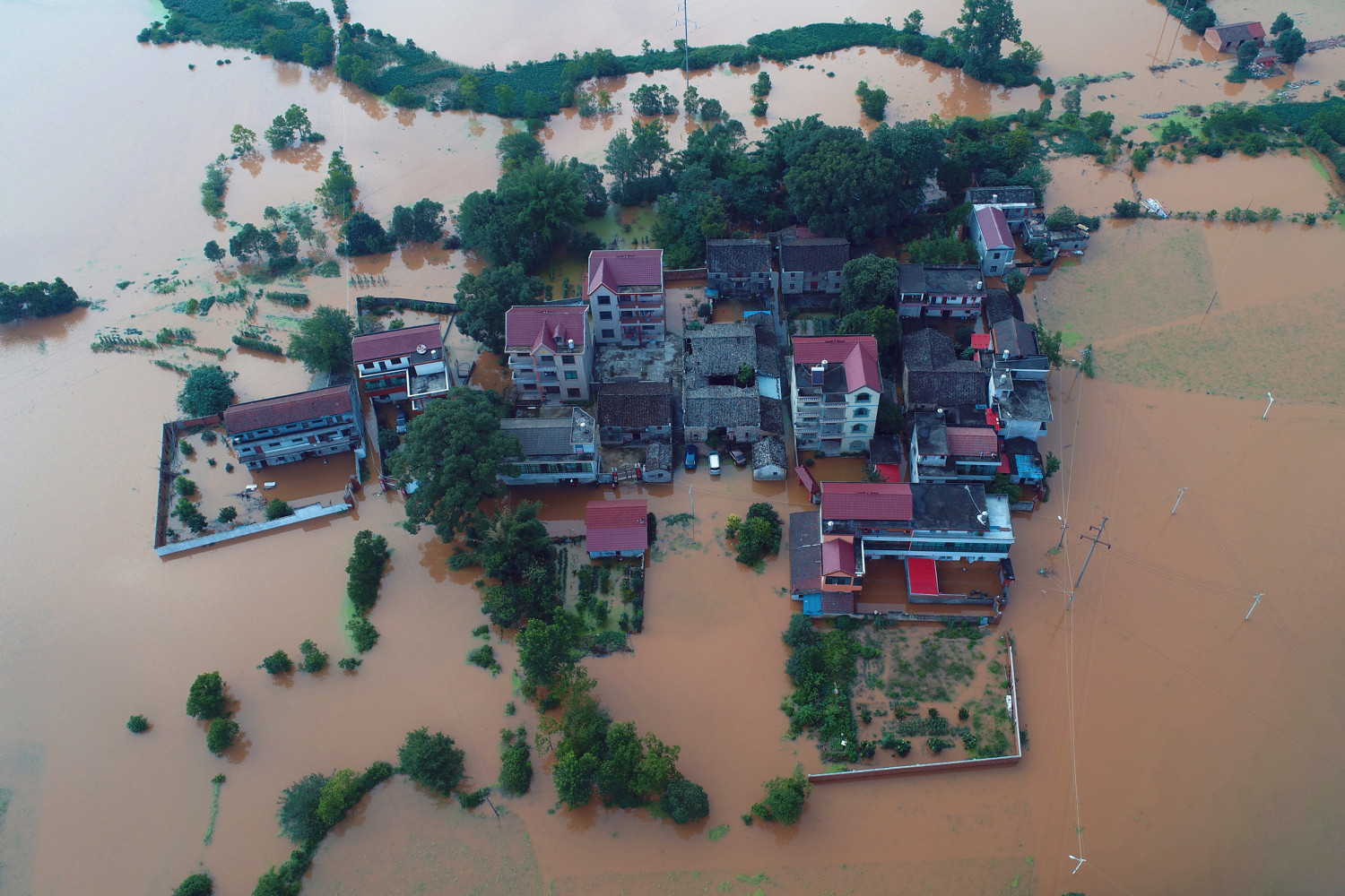 Thousands Stranded, Five killed, as Heavy Rain Lashes South China