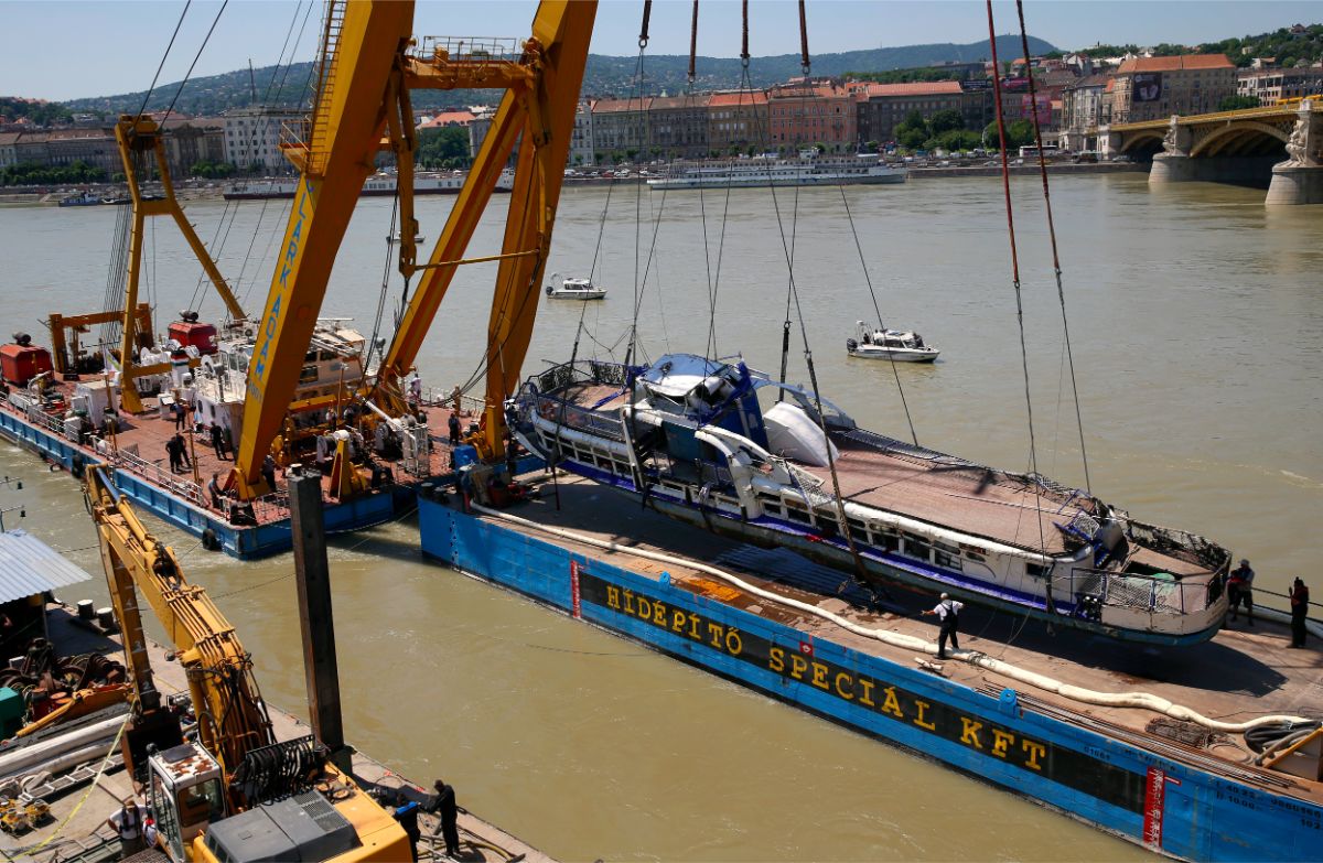 Sunken Danube Tour Boat Is Raised in Hungary, 4 Bodies Found