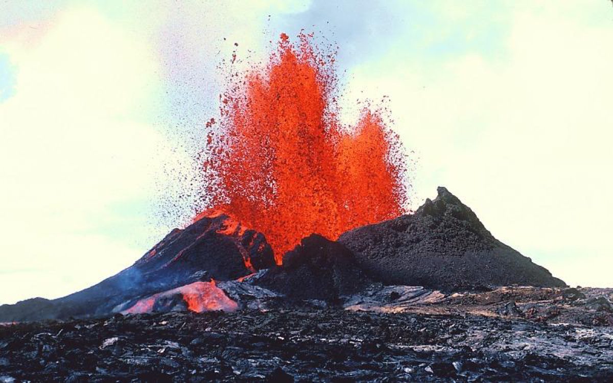Pu‘u ‘Ō‘ō. (©<a href="https://volcanoes.usgs.gov/vsc/glossary/lava_fountain.html">USGS.gov</a>)