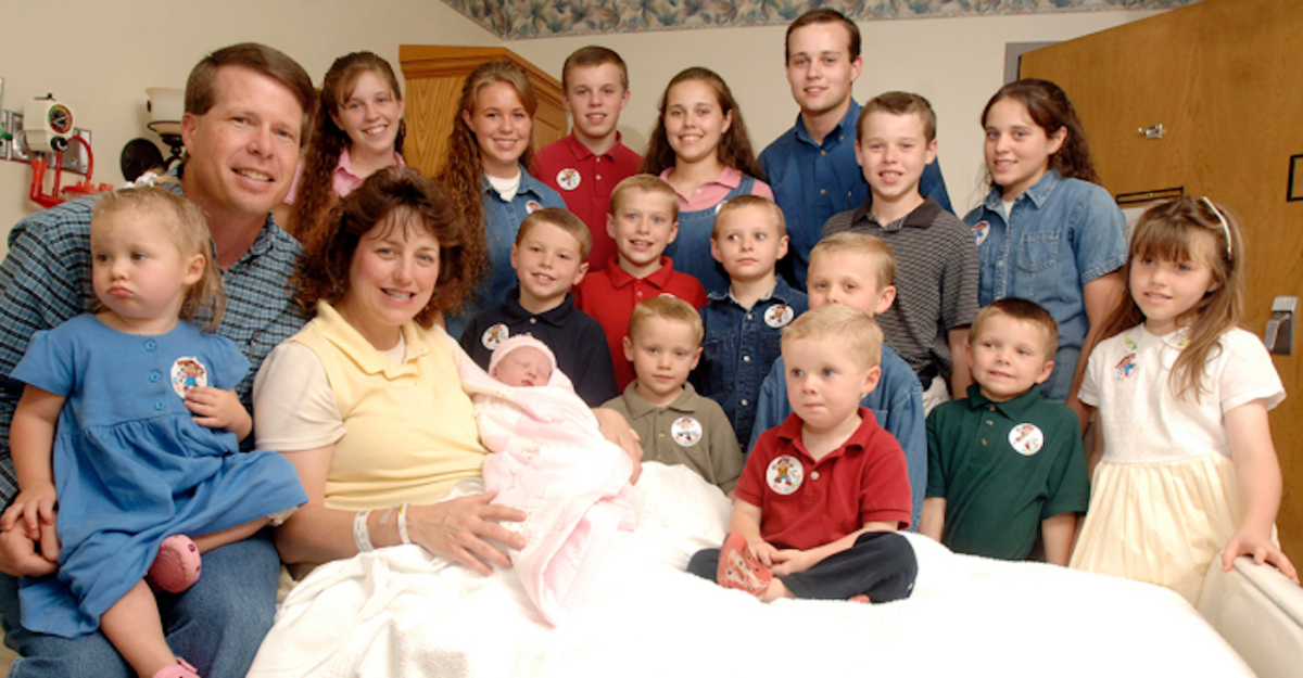Michelle Duggar (L) is surrounded by her children and husband Jim Bob, third from right after the birth of her 17th child in Rogers, Ark. on Aug. 2, 2007. (Beth Hall/AP Photo)