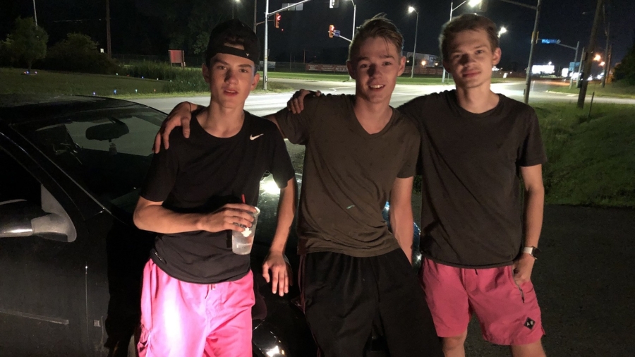 When a Woman’s Car Broke Down, These Teens Pushed It Five Miles to Her Home