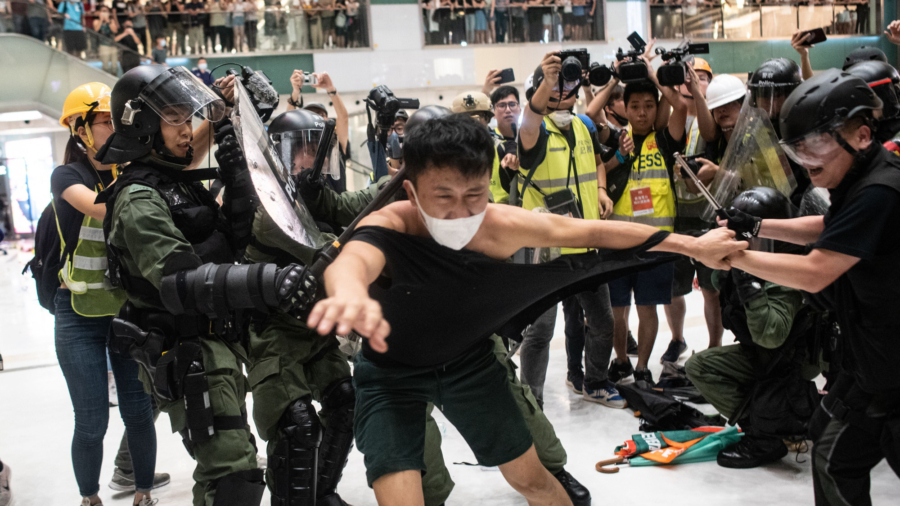 HK Resident: ‘We Hong Kongers Are Brave. We Are Not Scared by the Communist Party’