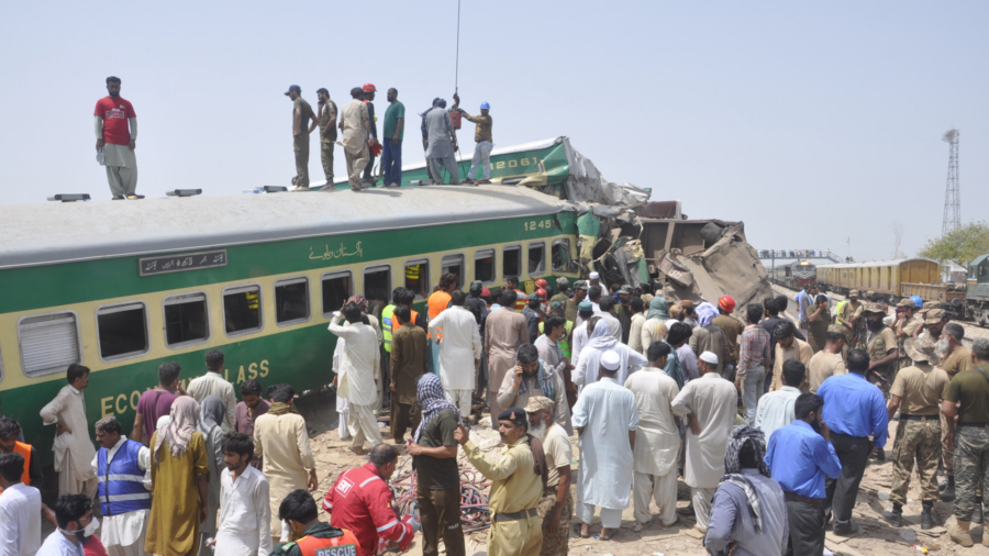 Train Collision in Pakistan Kills 20