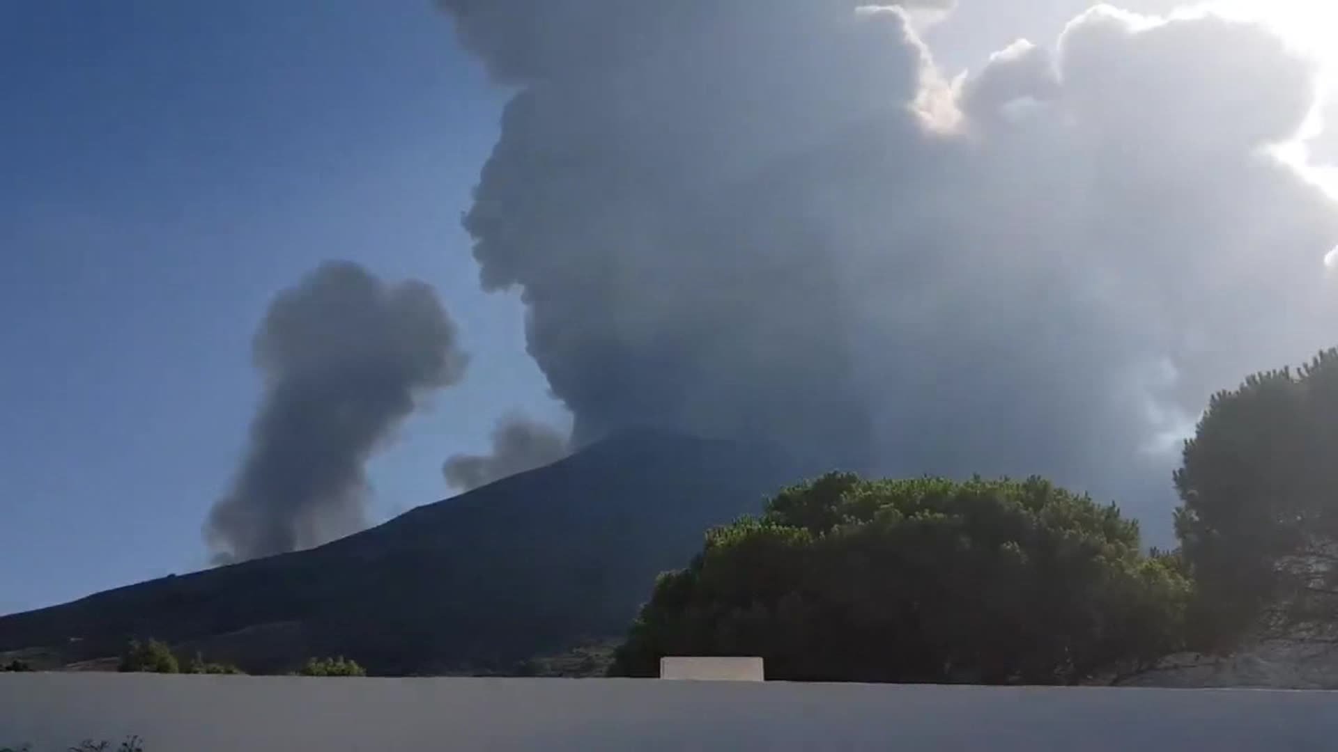 Volcanic Eruption Rocks Italian Island of Stromboli, Kills 1 Hiker