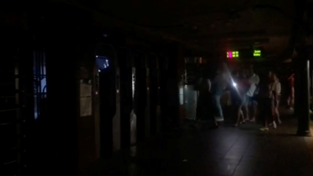 Passengers walk in the 66th Street subway station during a blackout caused by widespread power outages, in this still frame taken from video, in the Manhattan borough of New York City, U.S. July 13, 2019. (Aleksandra Michalska/Reuters)