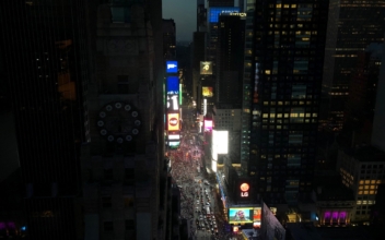 Blackout Plunges Parts of Manhattan Into Darkness