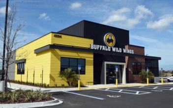 Buffalo Wild Wings Waitress Loses Job Over Comment She Made to Customer About Skin Color