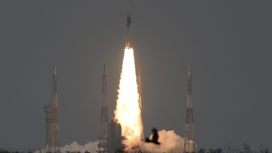 India Launches Moon Mission a Week After It Was Aborted