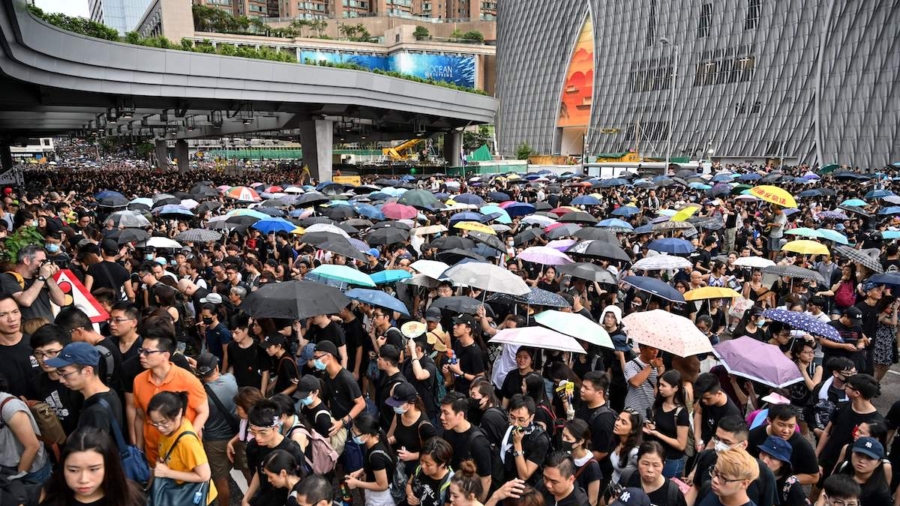 230,000 March in Hong Kong to Tell Mainland Chinese Tourists Why They Protest