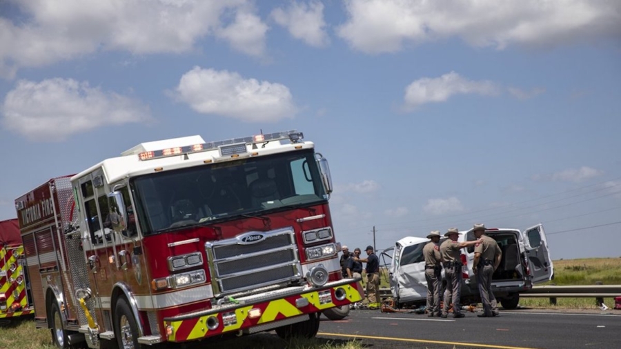 5 Killed in 3-vehicle Traffic Accident in South Texas