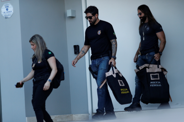 Agents of Brazilian federal police are seen during an operation of issuing a detention order against former billionaire Eike Batista in Rio de Janeiro, Brazil, Brazil, on Aug 8, 2019. (Reuters/Ueslei Marcelino)