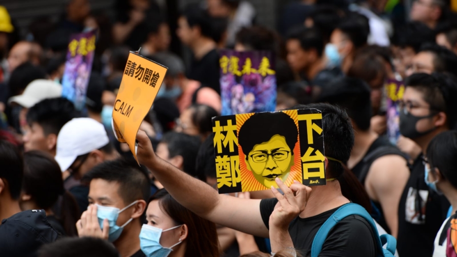 Peaceful Protest in Mong Kok Ends in Clashes With Police, 20+ Arrested