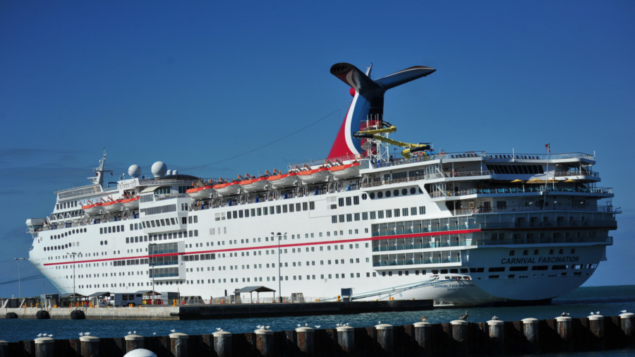 Two ‘Heroic’ Entertainers Rescue Wheelchair-Bound Girl on Carnival Cruise Who Fell Off Dock