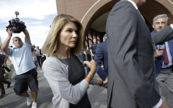 Actress Lori Loughlin Reports to Prison in College Scam