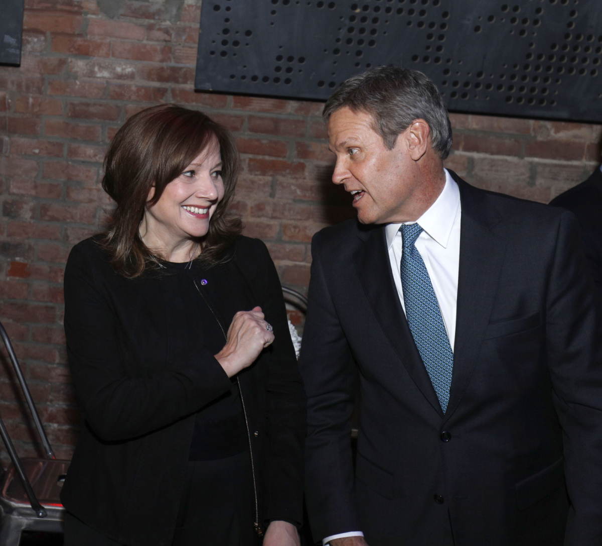 Mary Barra, General Motors Chairman and CEO, speaks with Tennessee Governor Bill Lee in Detroit, Michigan on Jan. 13, 2019. (Bill Pugliano/Getty Images)