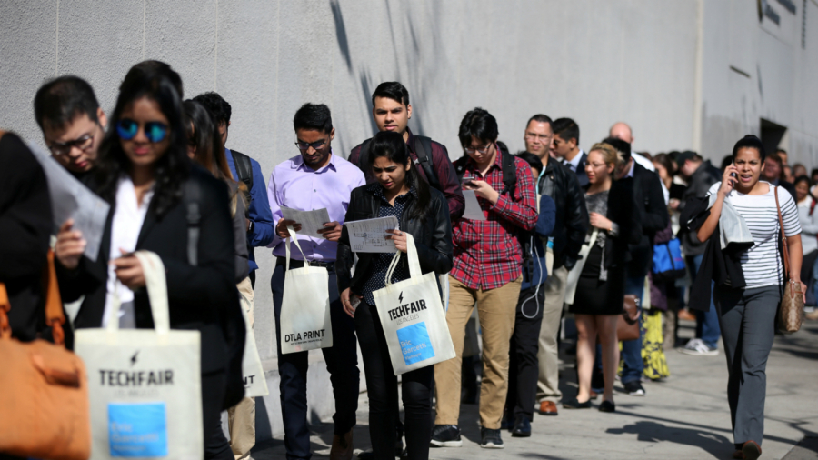 US Weekly Jobless Claims Fall; Labor Market Strong