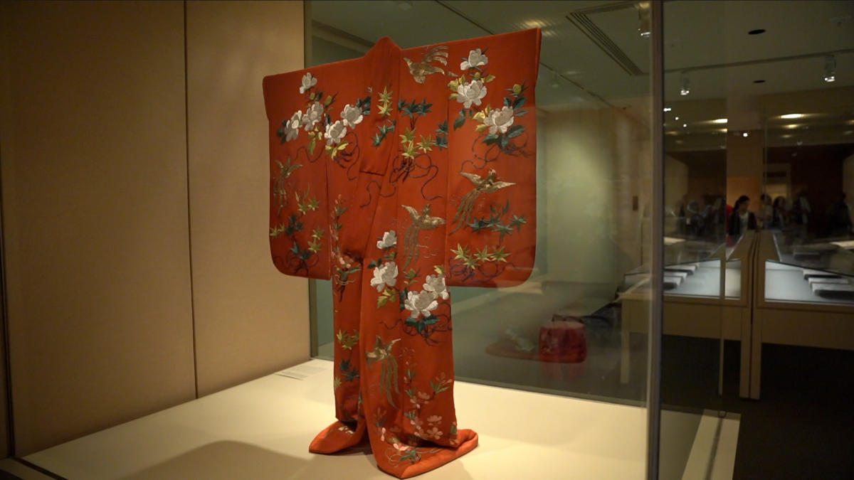 Long-sleeved robe with phoenixes, cherry blossoms, peonies, and maple branches from the Edo period (1615~1868) of Japan, on display at the Metropolitan Museum of Art, August 2019. (Shenghua Song/NTD)