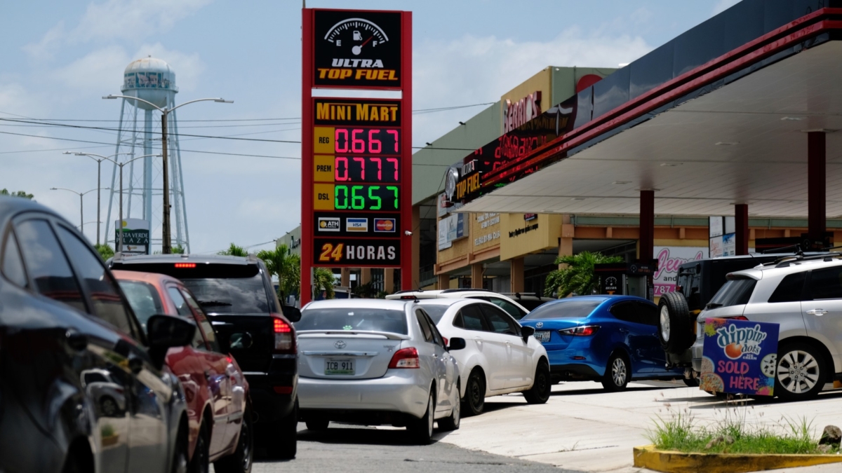 Cars line up for fuel at a gas station as Tropical Storm Dorian approaches in Mayaguez, Puerto Rico on Aug. 27, 2019. (Ricardo Arduengo/Reuters)