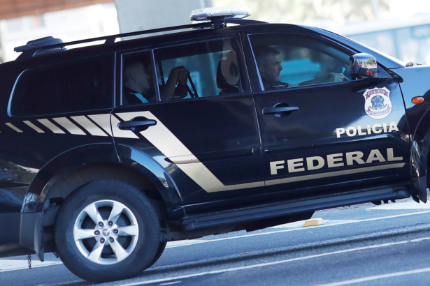 Former billionaire Eike Batista is seen inside a car with Agents of Brazilian federal police, in front of the Medical Legal Institute in Rio de Janeiro, Brazil, Aug 8, 2019. (Reuters/Ueslei Marcelino)