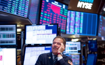 Dow Slumps 800 Points After Bonds Flash Recession Warning