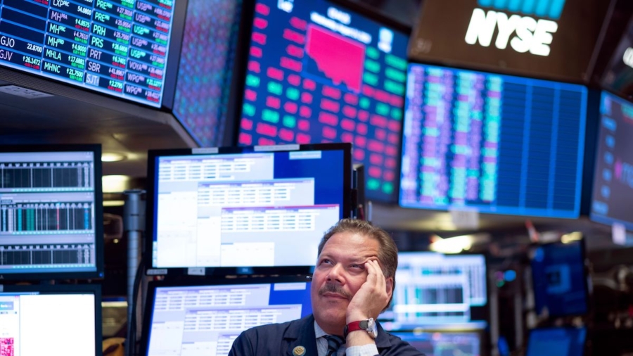 Dow Slumps 800 Points After Bonds Flash Recession Warning