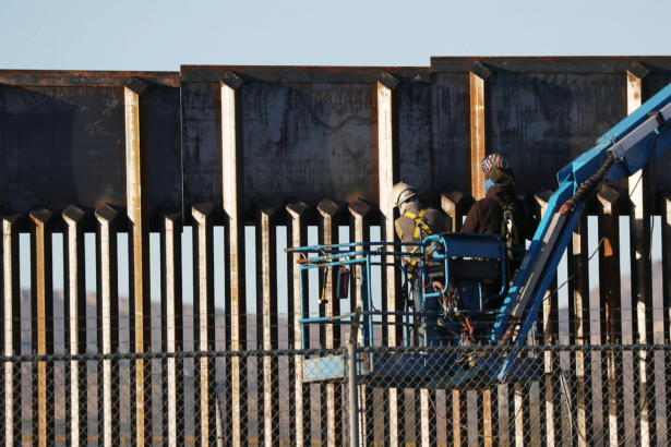 People work on the U.S./ Mexican border wall in El Paso, Texas, on Feb 12, 2019. (Joe Raedle/Getty Images)