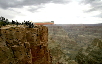 Official: Man Jumps to His Death at Grand Canyon Skywalk