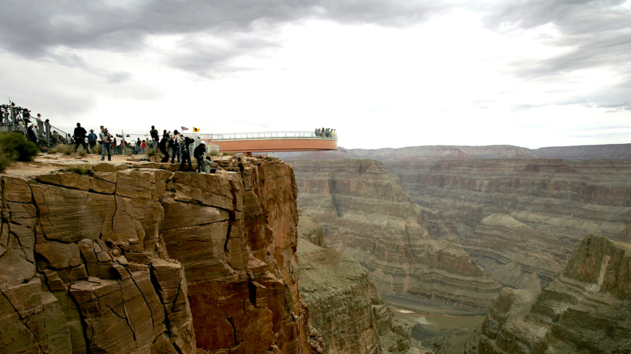 Official: Man Jumps to His Death at Grand Canyon Skywalk