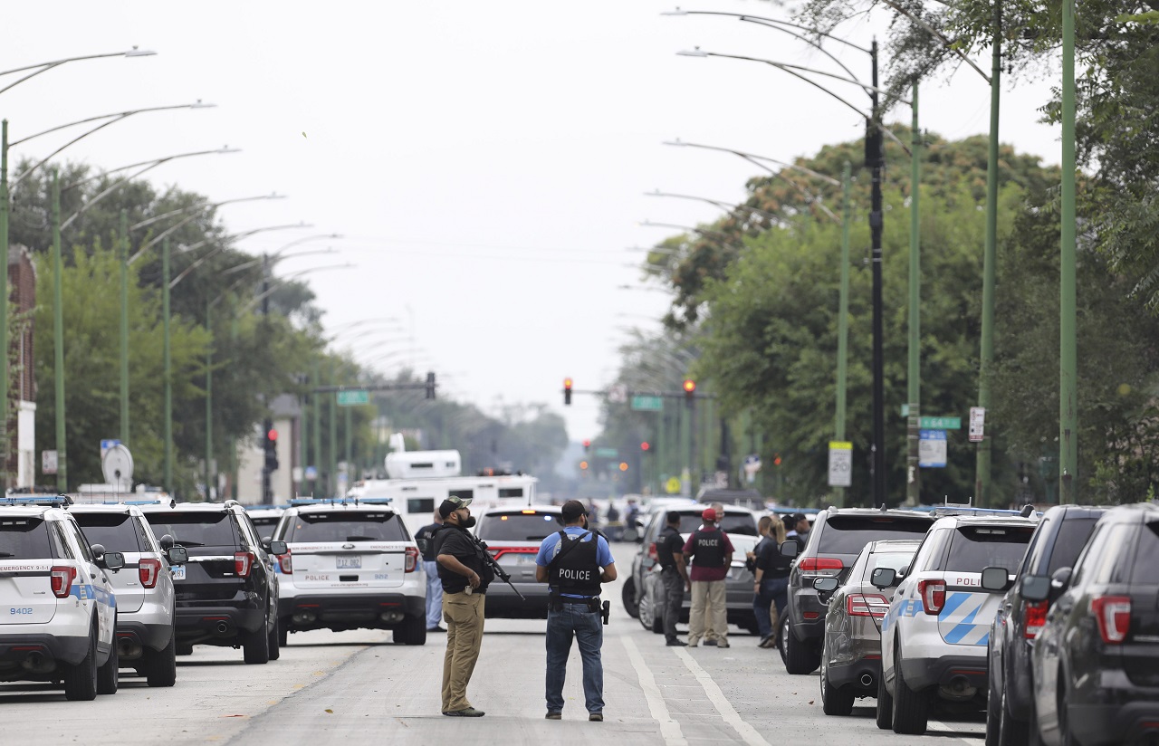 Police search for a suspect who shot a Chicago Police Department officer, near 63rd and Damen, on Sept. 21, 2019. (Abel Uribe/Chicago Tribune via AP)