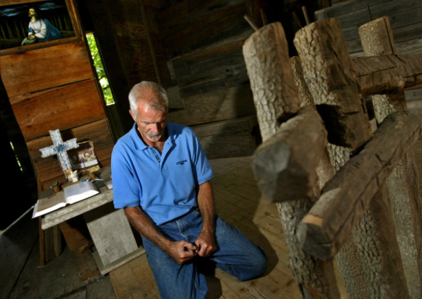 Horace Burgess praying in his treehouse in 2007. (Jae S. Lee/The Tennesseean/AP)