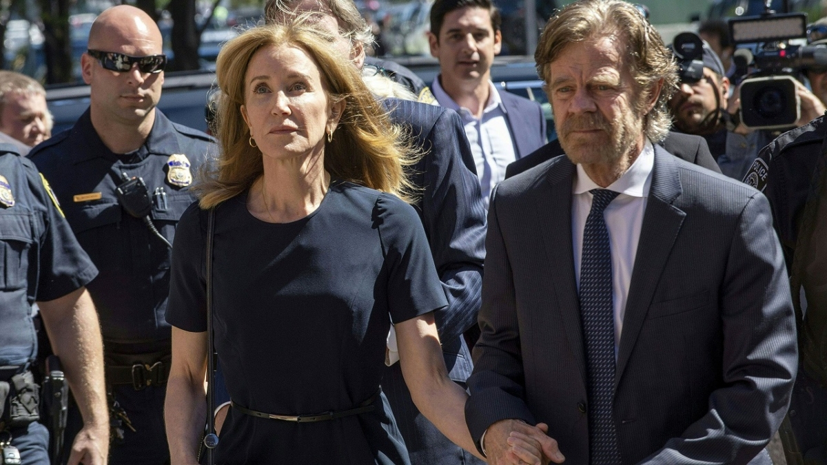 Actress Felicity Huffman, second left, arrives at federal court with her husband actor William H. Macy in Boston, Mass., on Sept. 13, 2019. (Joseph Prezioso/AFP/Getty Images)