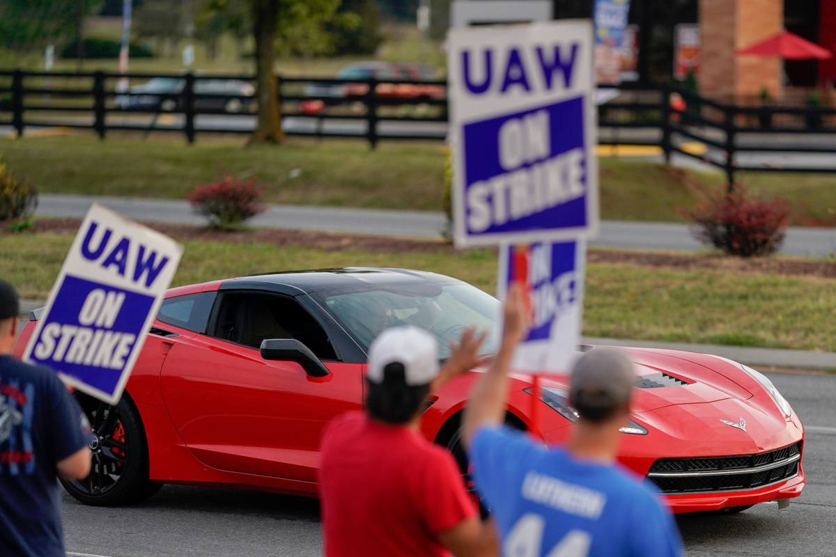 General Motors assembly workers picket outside the General Motors Bowling Green plant during the United Auto Workers (UAW) national strike in Bowling Green, Kentucky on Oct. 10, 2019. (Bryan Woolston/Reuters)