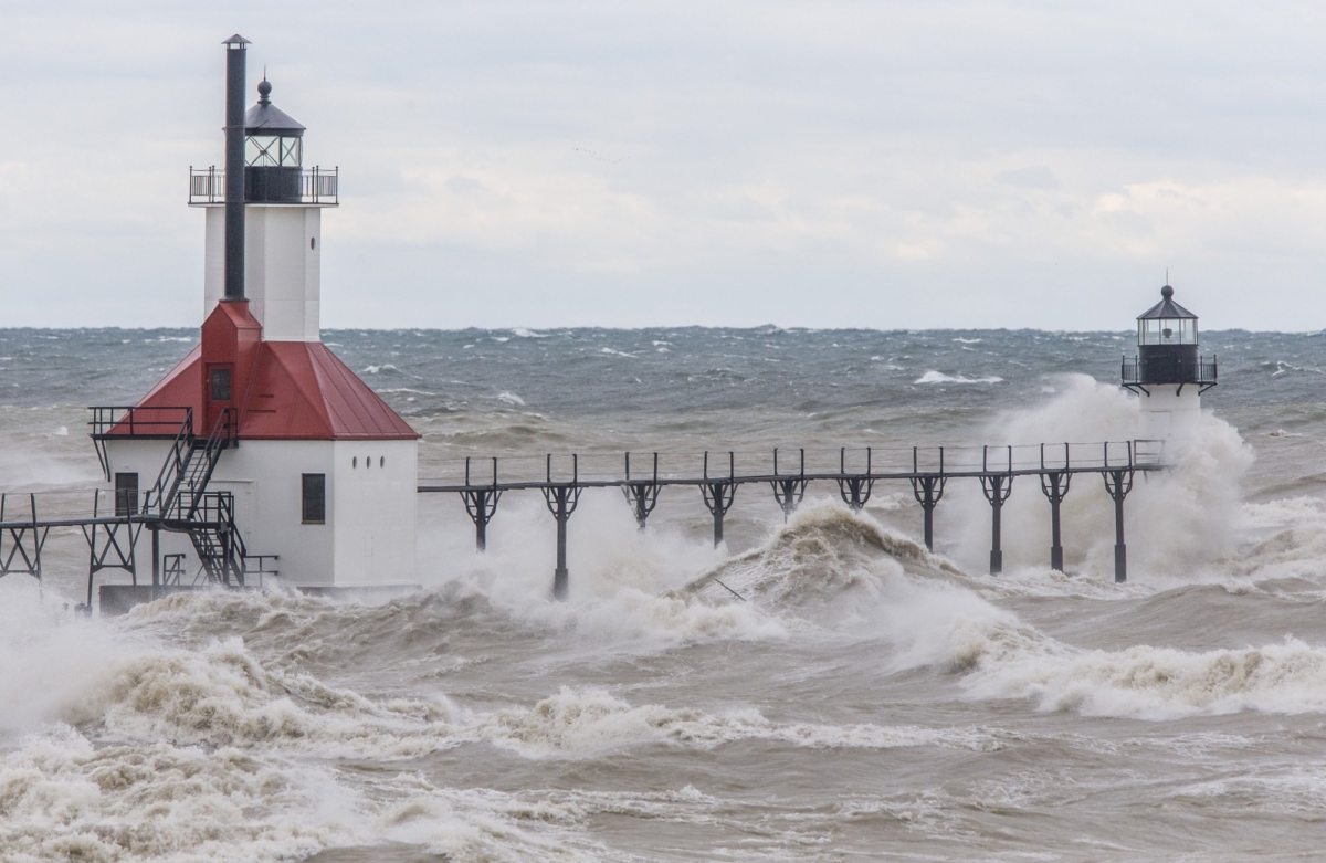 Waves lake michigan 20 feet 1