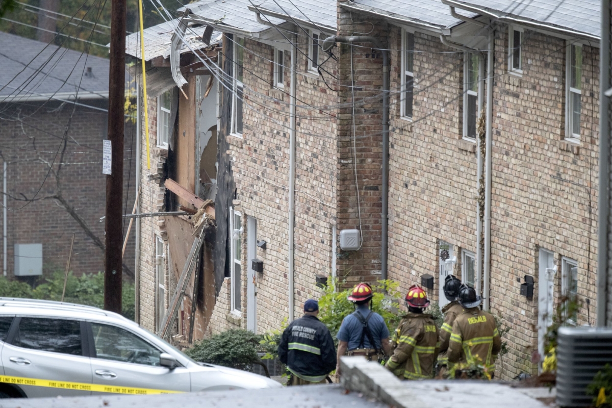 airplane crashed into an apartment complex