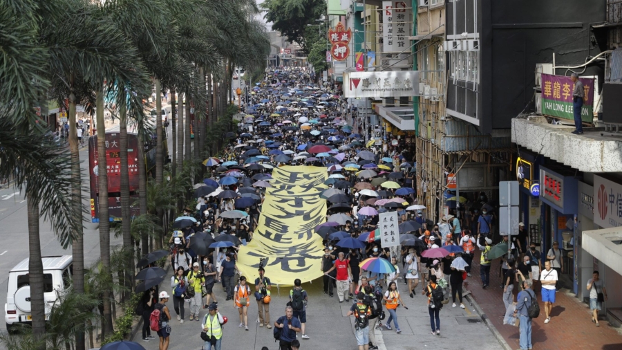 Hongkongers Defy Mask Ban as City Grinds to a Halt