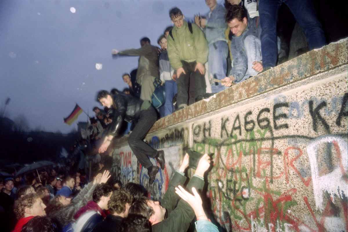 People from East Germany greet citizens of West Germany at the Brandenburg Gate in Berlin on Dec. 22, 1989. (Patrick Hertzog/AFP via Getty Images)